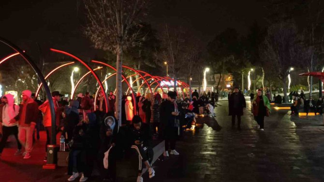 Bolu’da Depremi Yaşayan Vatandaşlar Evlerine Girmeye Korkuyor