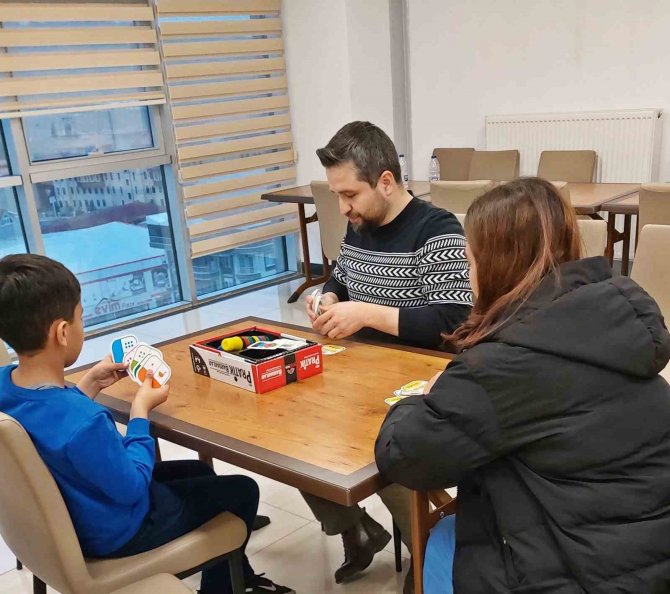 Akademisyen Ve Üniversite Öğrencileri Depremzede Çocukları Yalnız Bırakmayacak