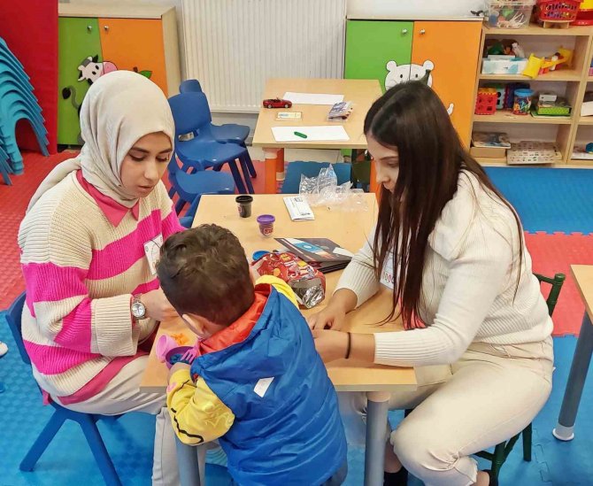 Akademisyen Ve Üniversite Öğrencileri Depremzede Çocukları Yalnız Bırakmayacak