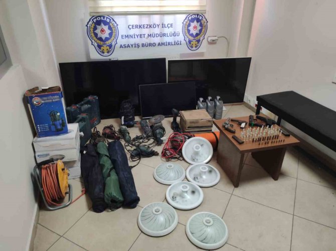 Tekirdağ’da Evden Hırsızlık Malzemeleri Ve Silahlar Çıktı