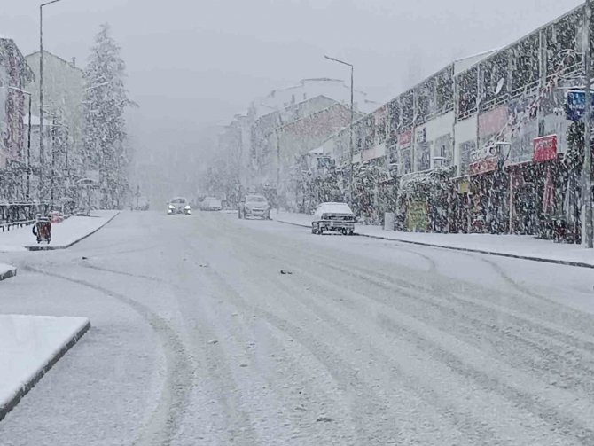 Denizli, Mart Ayının Ortasında Yağan Karla Beyaza Büründü