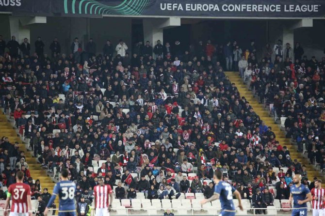 Depremzedeler Sivasspor-fiorentina Maçını Ücretsiz İzledi