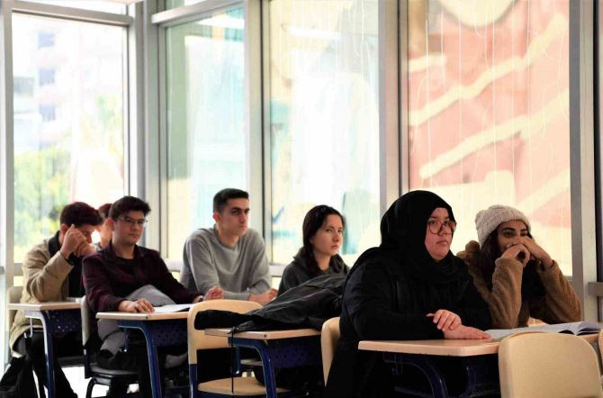 Kitabını Bile Alamadan Gelen Depremzede Sınavda Birinci Oldu