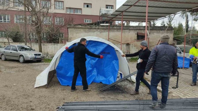 Deprem Bölgesinde Başkan Ve Ekibi Kendi Çadırlarını Üretti