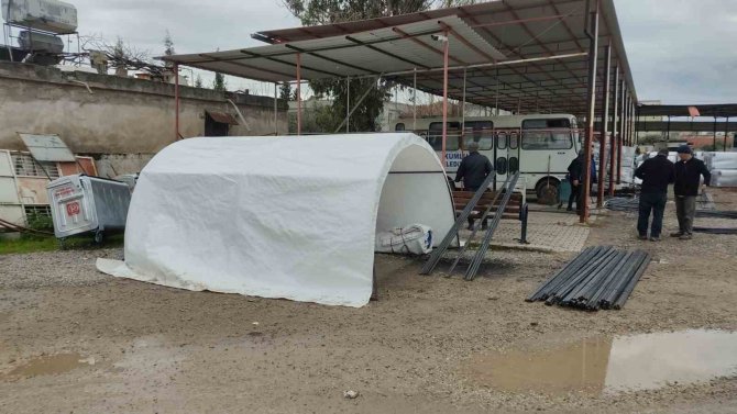 Deprem Bölgesinde Başkan Ve Ekibi Kendi Çadırlarını Üretti