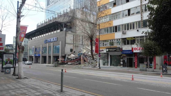 Depremde Ağır Hasar Alan Mhp İl Binası Çöktü
