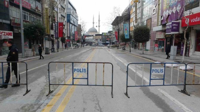 Depremde Ağır Hasar Alan Mhp İl Binası Çöktü