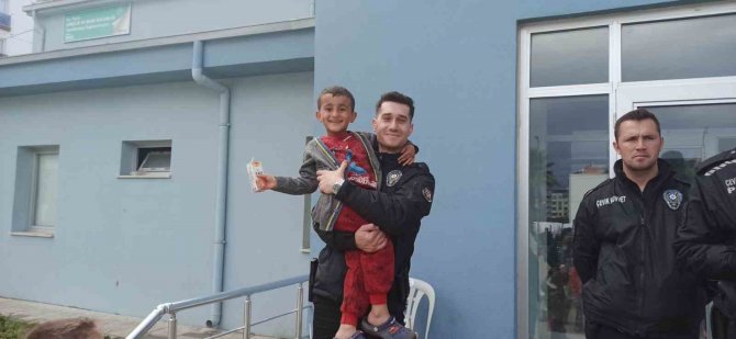 Depremzede Çocuklar Polislerle Halat Çekme Yarışması Yaptı