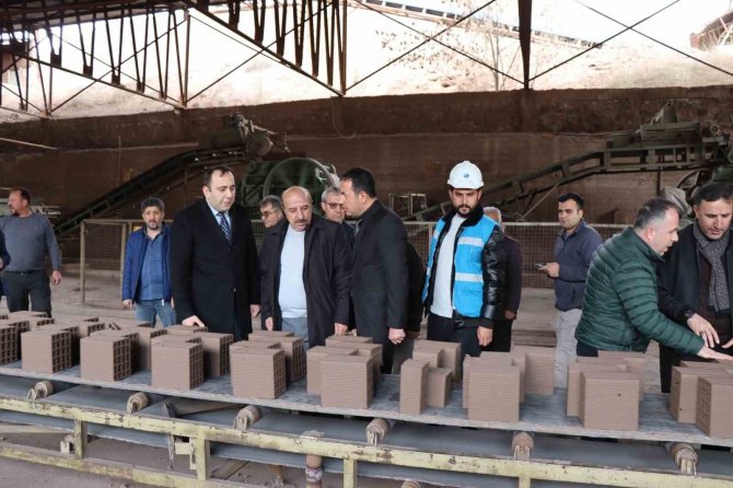 Oltu Tuğla Fabrikası Deprem Nedeni İle Üretime Erken Başladı