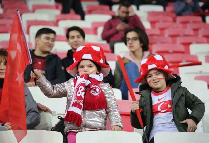 Sivassporlu Taraftarlar, Fiorentina Maçına Yoğun İlgi Gösteriyor