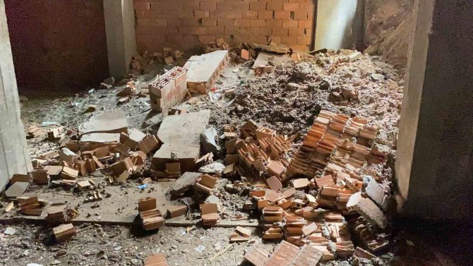Diyarbakır’da 5 Katlı Apartmanın Duvarları Sel Nedeniyle Çöktü