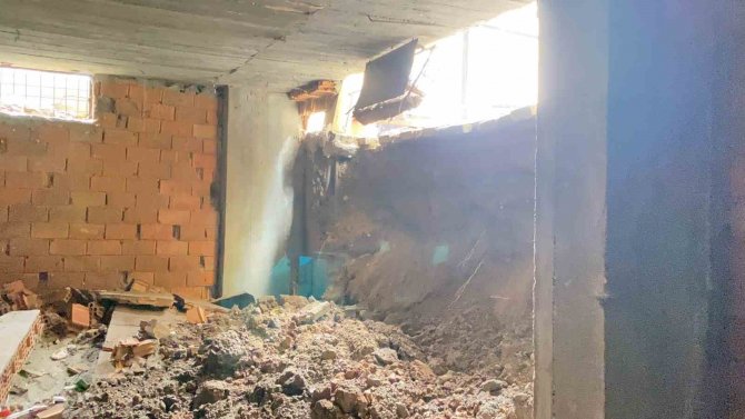 Diyarbakır’da 5 Katlı Apartmanın Duvarları Sel Nedeniyle Çöktü