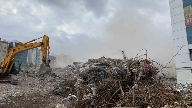 89 Kişinin Hayatını Kaybettiği Diyar Galeria İ̇ş Merkezi Bir Dokunuşla Yıkıldı