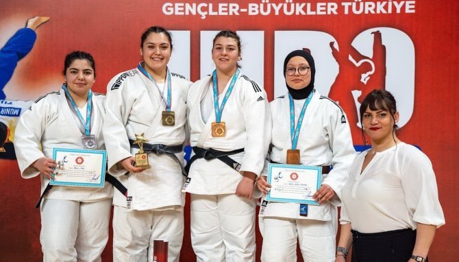 Salihlili Judoculardan 2 Altın, 1 Bronz Madalya