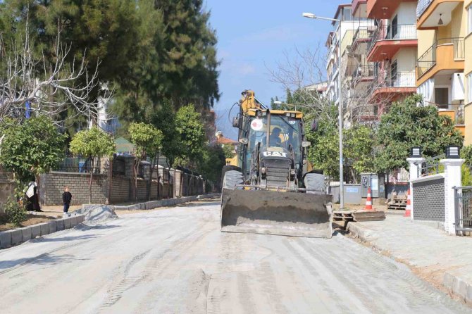 Efeler Belediyesi Ekipleri Girne Mahallesi’ndeki Yolları Yeniliyor