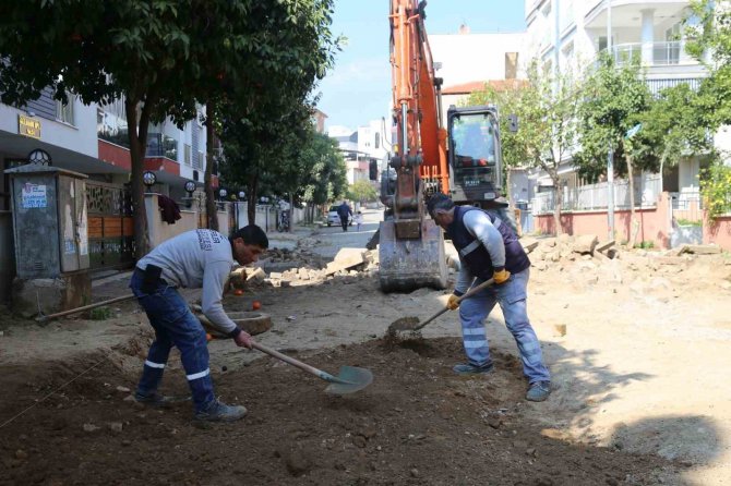 Efeler Belediyesi Ekipleri Girne Mahallesi’ndeki Yolları Yeniliyor