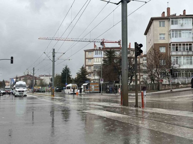 Biriken Yağmur Suyundan Geçen Araç Sürücüleri Zor Anlar Yaşadı