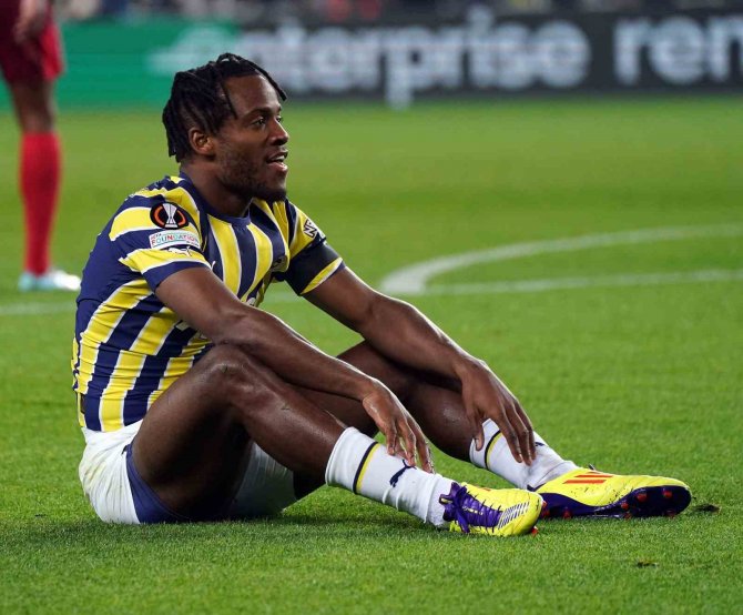 Batshuayi Oyuna Devam Edemedi