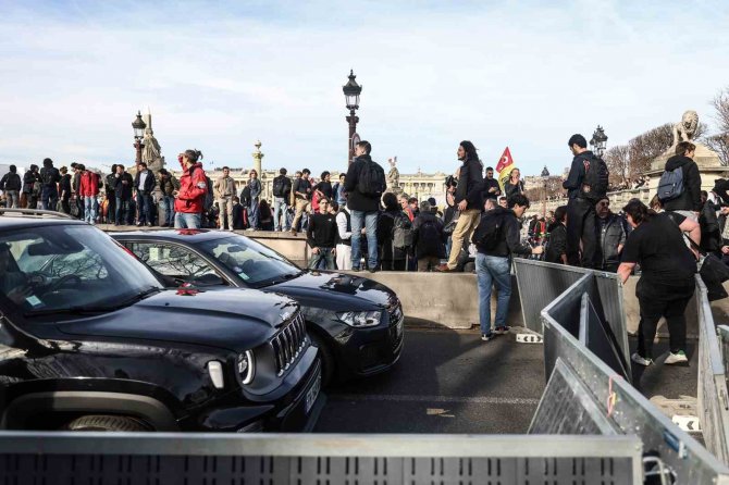 Fransa’da Emeklilik Reformunun Ulusal Meclis’te Oylamaya Sunulmadan Geçmesine Protesto