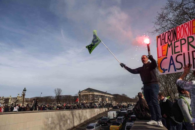 Fransa’da Emeklilik Reformunun Ulusal Meclis’te Oylamaya Sunulmadan Geçmesine Protesto