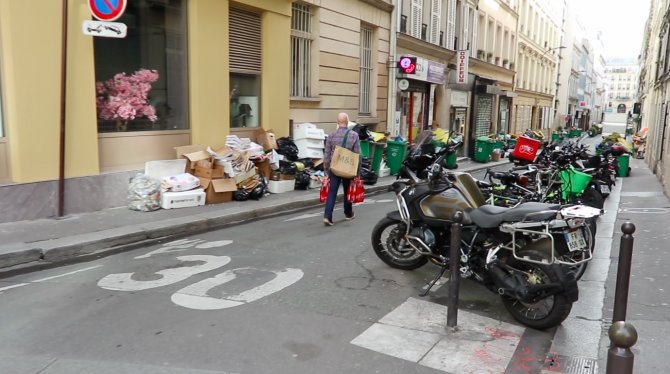 Fransa’da Kaldırımlar Çöple Doldu, Yayalar Araç Yollarını Kullanmaya Başladı