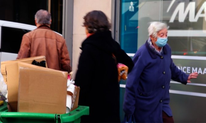 Fransa’da Kaldırımlar Çöple Doldu, Yayalar Araç Yollarını Kullanmaya Başladı