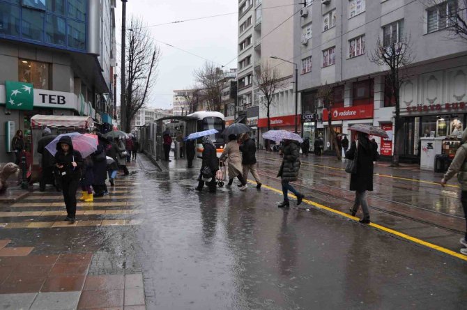 Yağmurdan Kaçan Vatandaşlar Sığınacak Yer Aradı