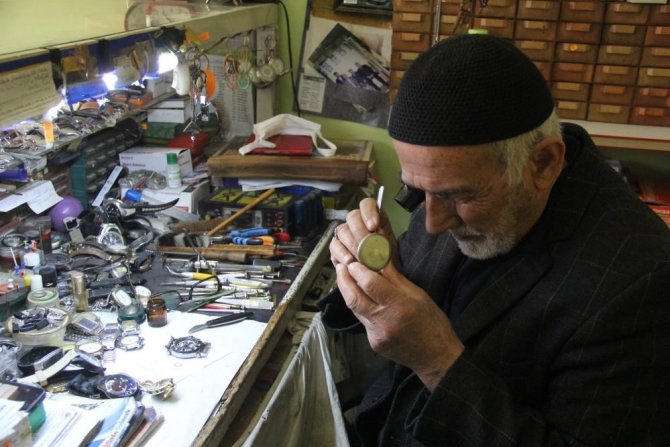20 Metrekarelik Dükkânda Yarım Asırdır Saat Tamir Ediyor