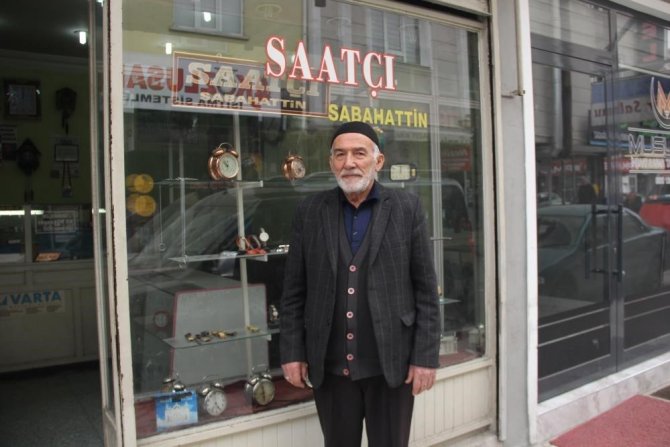 20 Metrekarelik Dükkânda Yarım Asırdır Saat Tamir Ediyor
