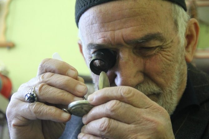 20 Metrekarelik Dükkânda Yarım Asırdır Saat Tamir Ediyor