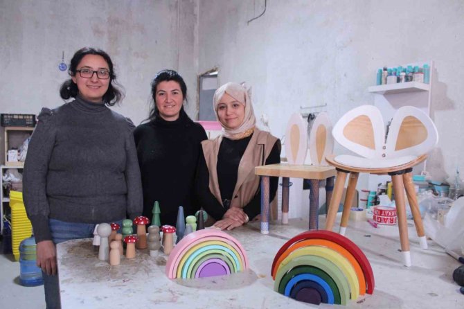 Kadınların Elinden Çıkıyor, Dünyaya Ulaşıyor
