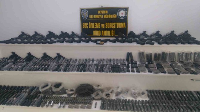Silah Kaçakçısının İş Yerinden Cephanelik Çıktı