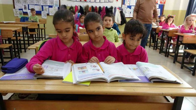 Depremzede Üçüzler Isparta’da Ders Başı Yaptı
