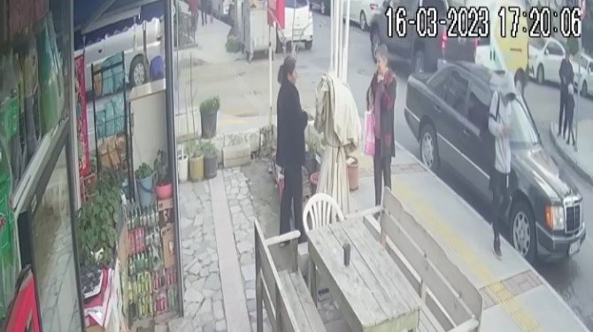 İ̇zmir’de İki Araç Kafa Kafaya Çarpıştı: 1 Yaralı