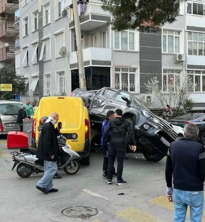 İ̇zmir’de İki Araç Kafa Kafaya Çarpıştı: 1 Yaralı