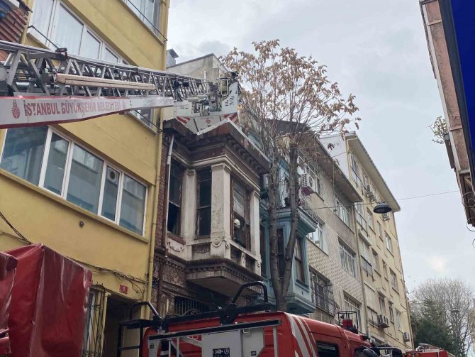 Gazeteci Ve Sanatçı Dr. İ̇hsan Ünlüer’in Kadıköy’deki Evi Yandı