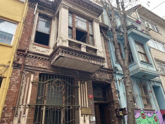 Gazeteci Ve Sanatçı Dr. İ̇hsan Ünlüer’in Kadıköy’deki Evi Yandı