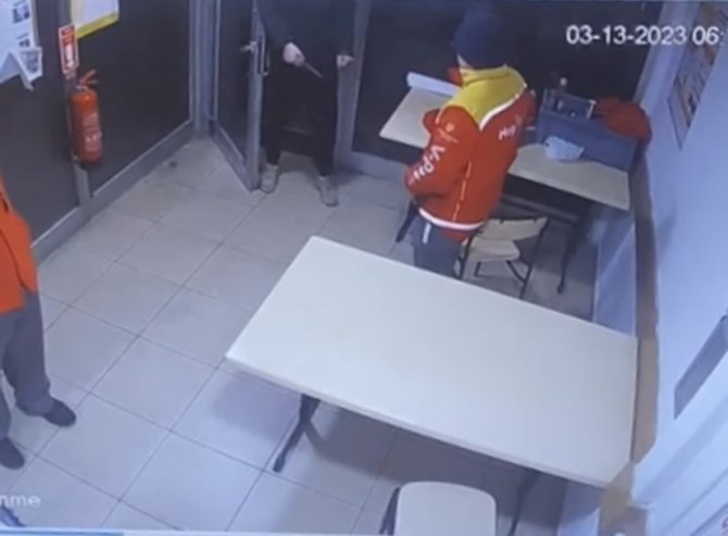 İ̇stanbul’da Akaryakıt İstasyonunda Bıçaklı Gasp Kamerada