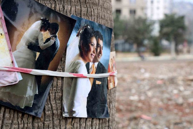 Deprem Geride Acı Hatıralar Bıraktı: Enkazdan Çıkan Fotoğraflar Ağaçlara Bağlanıyor