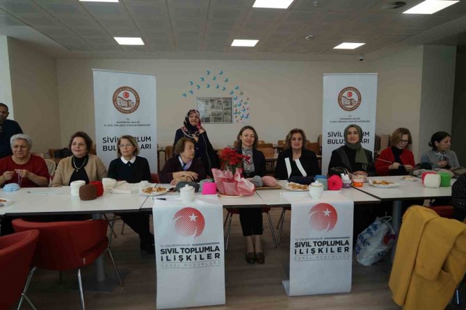 Gönüllü Kadınlar Yaşlılar İçin Buluştu, Şiş Ve İp Alıp Battaniye Ördü