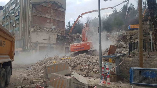 Depreme Dayanıksız Olan Polis Merkezi Binası Yıkıldı