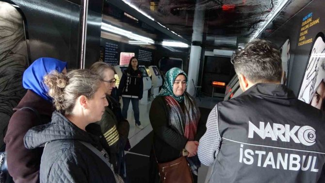 Kartal Meydanında Bulunan ‘Narko Tır’ İle Vatandaşa Uyuşturucu Hakkında Bilgi Veriliyor