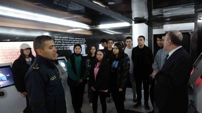 Kartal Meydanında Bulunan ‘Narko Tır’ İle Vatandaşa Uyuşturucu Hakkında Bilgi Veriliyor