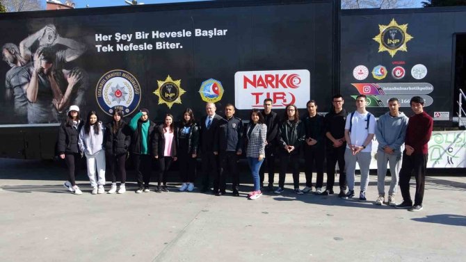 Kartal Meydanında Bulunan ‘Narko Tır’ İle Vatandaşa Uyuşturucu Hakkında Bilgi Veriliyor