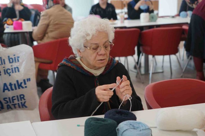 Gönüllü Kadınlar Yaşlılar İçin Buluştu, Şiş Ve İp Alıp Battaniye Ördü