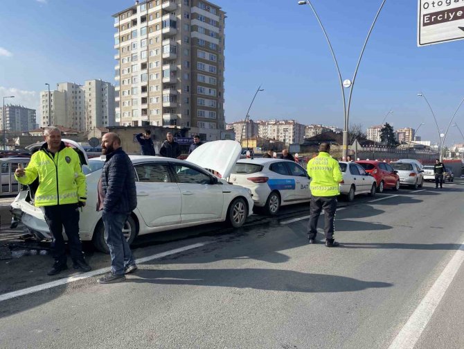 Kayseri’de 10 Otomobil Birbirine Girdi: 2 Yaralı