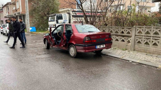 Çarpışan Otomobillerden Biri Duvara Çarparak Durabildi: 1 Yaralı