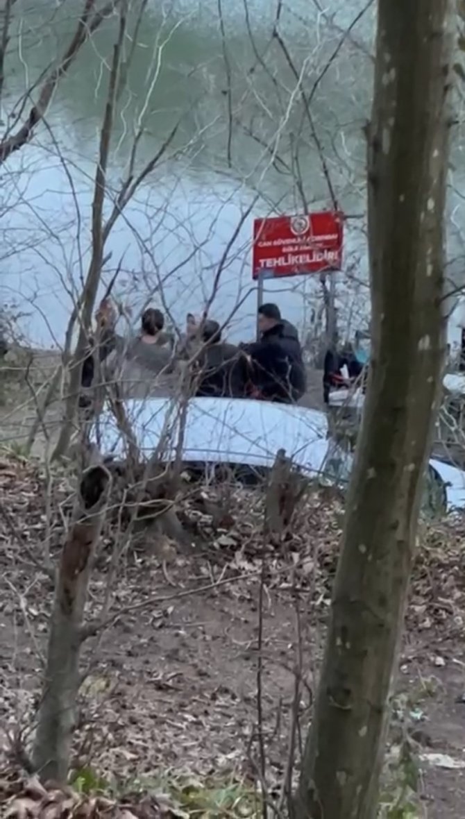 İ̇stanbul’da Baltalı Oduncu Dehşeti Kamerada: Başına Odunla Vurulan Genç Felç Kaldı