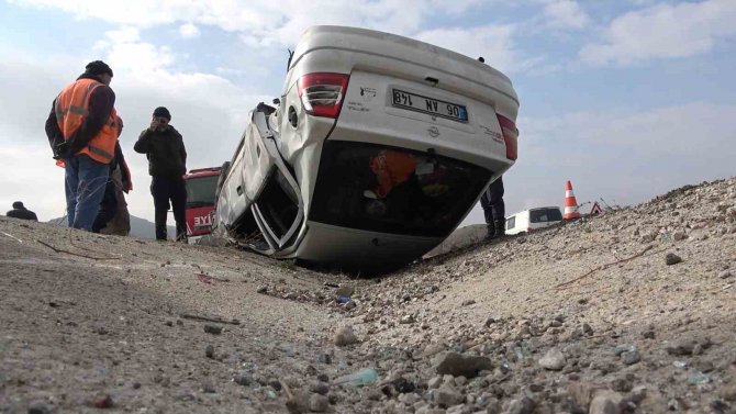 Köpeğe Çarpan Otomobil 260 Metre Sürüklendi: 5 Yaralı
