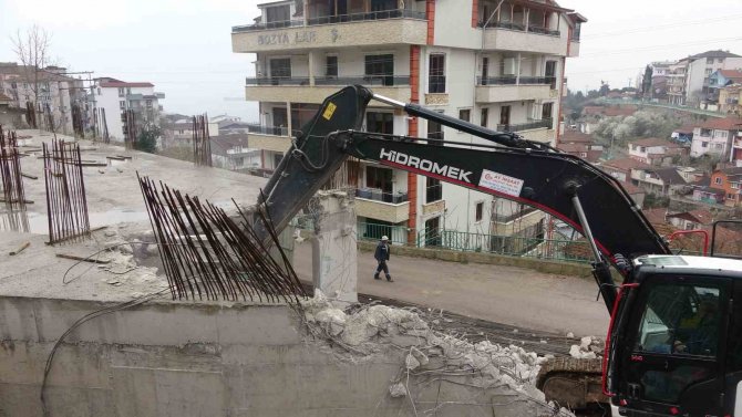 Kirişlerin Toprakla Doldurulduğu İddia Edilmişti, Yıkımına Başlandı